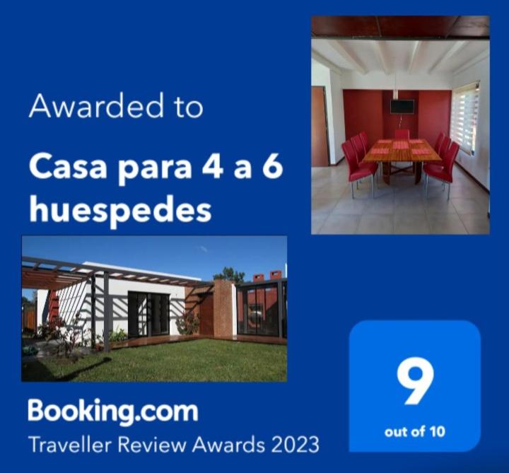 瑪斯德阿霍的住宿－Casa para 4 a 6 huespedes，一张桌子和一个房子的照片拼在一起