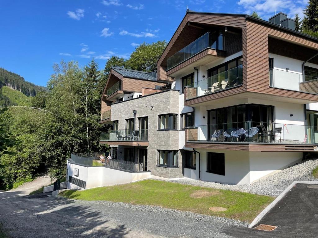 an apartment building with a balcony and a driveway at Schmittenblick 1 in Viehhofen