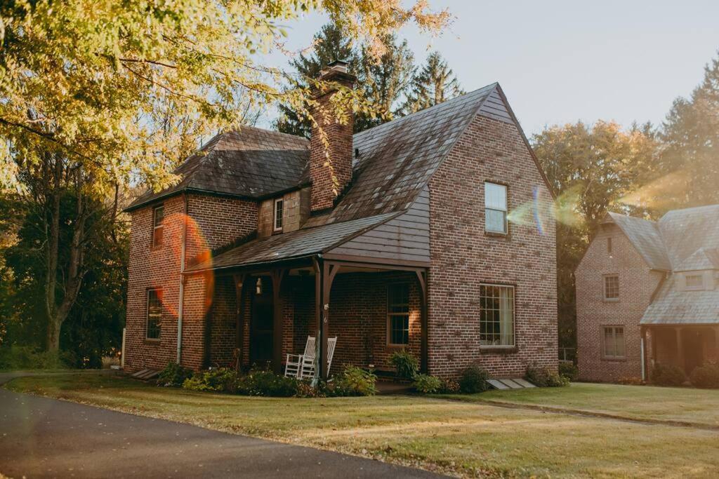 The Conestoga Cottage (hot tub; 17 min to city, fireplace, peaceful