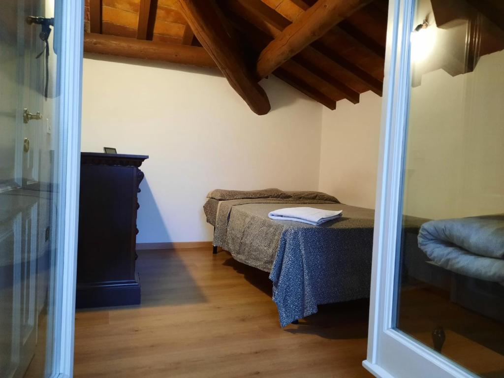 Habitación pequeña con 2 camas y espejo. en Camera da Letto a Suzzara Centro, en Suzzara