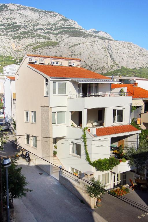 Apartments with parking space Makarska - 20700