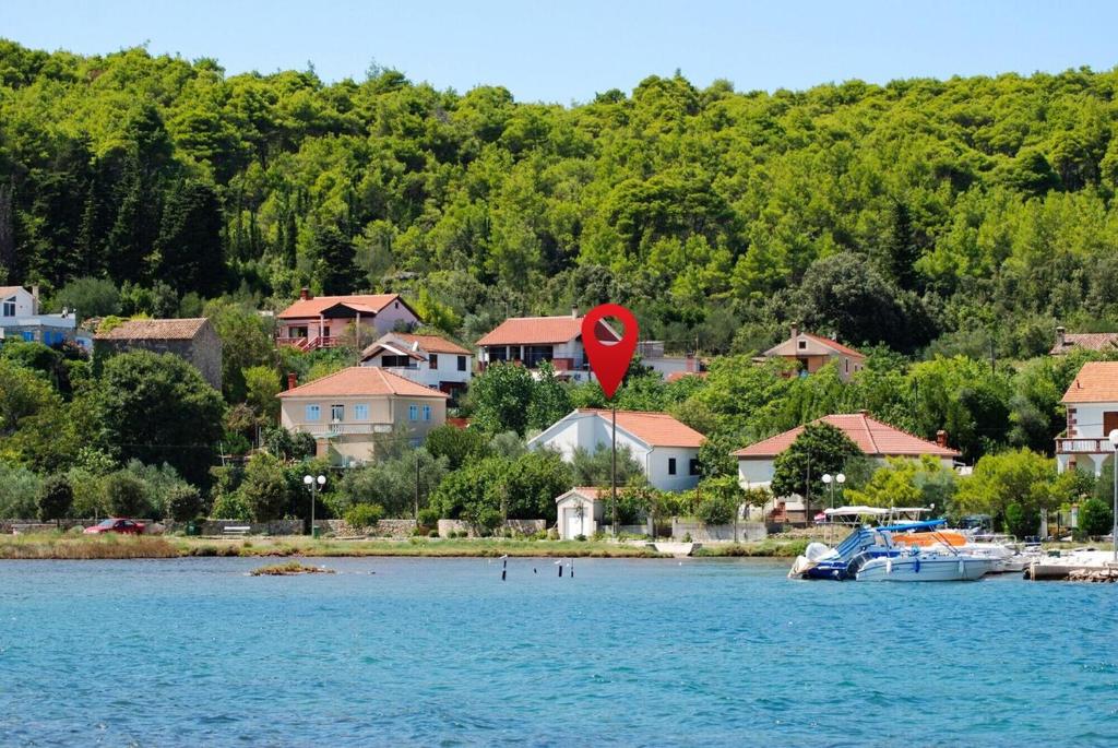 Eine Stadt auf dem Wasser mit einem roten Ballon in der Unterkunft Seaside holiday house Lukoran, Ugljan - 20384 in Lukoran