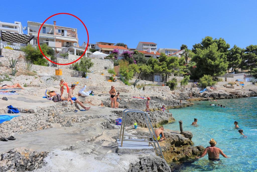 een groep mensen in het water op een strand bij Apartments by the sea Rastici, Ciovo - 9717 in Trogir