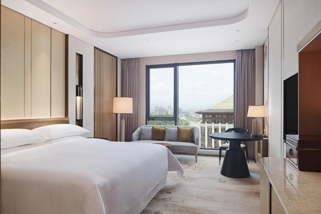 Postel nebo postele na pokoji v ubytování Sheraton Yunfu Xinxing Hotel