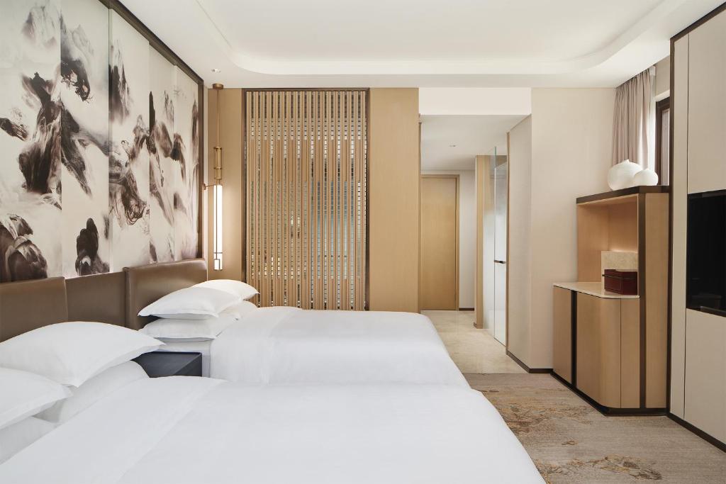 Postel nebo postele na pokoji v ubytování Sheraton Yunfu Xinxing Hotel