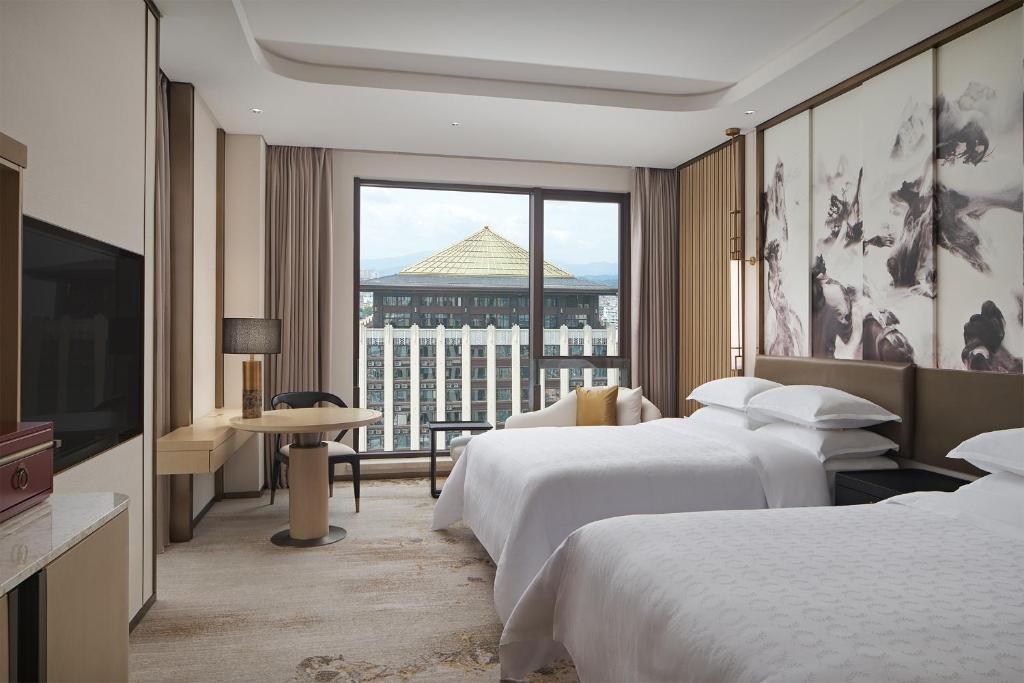 Postel nebo postele na pokoji v ubytování Sheraton Yunfu Xinxing Hotel