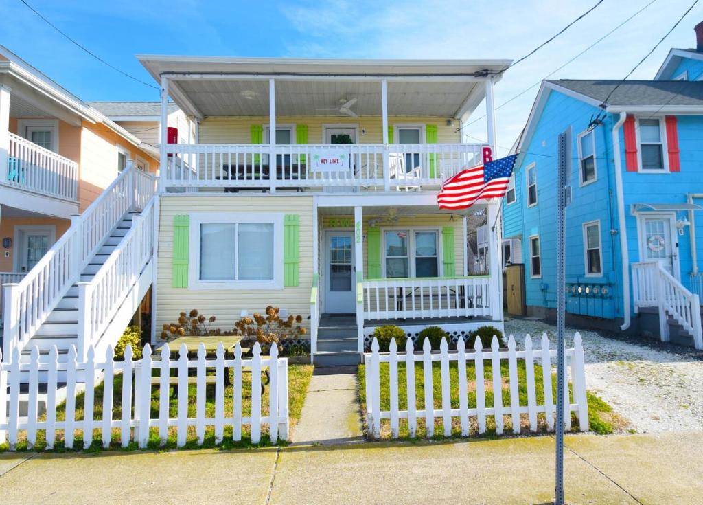 uma casa com uma cerca branca em frente em Parrot Bay-Key Lime 7 condo em Ocean City