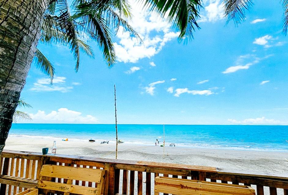 - une plage avec 2 chaises en bois et l'océan dans l'établissement RedDoorz @ Balai Baibai Cagayan, à Bawa