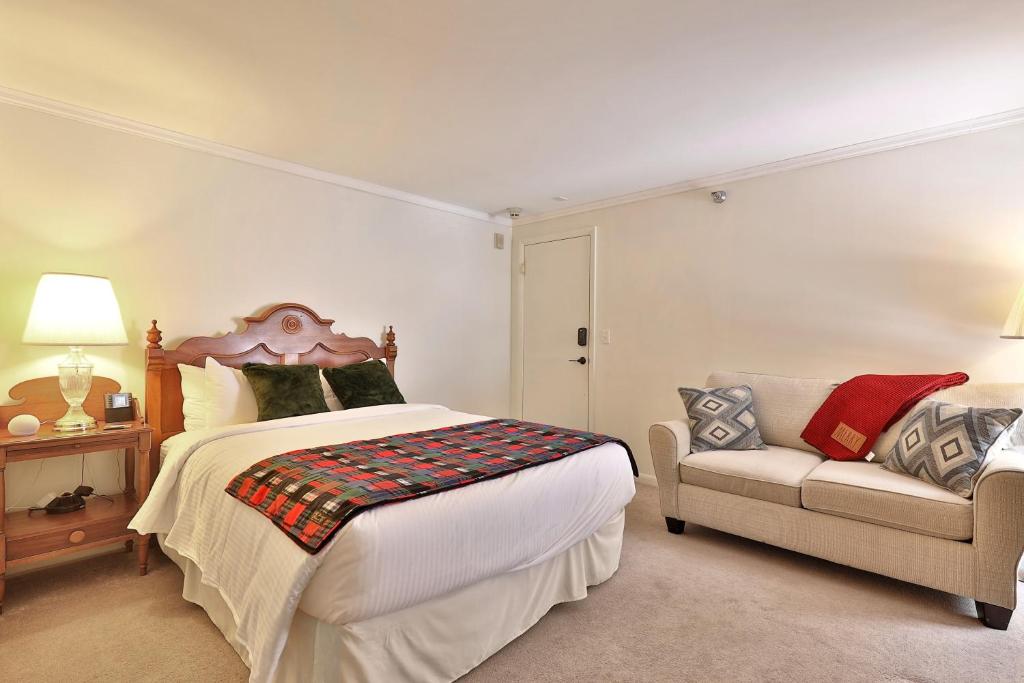 um quarto com uma cama e um sofá em The Birch Ridge- Lace Room #3 - Queen Suite in Renovated Killington Lodge, Hot tubs, home em Killington