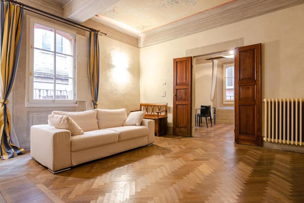 - un salon avec un canapé blanc et une table dans l'établissement Casa Diamanti, à Bologne
