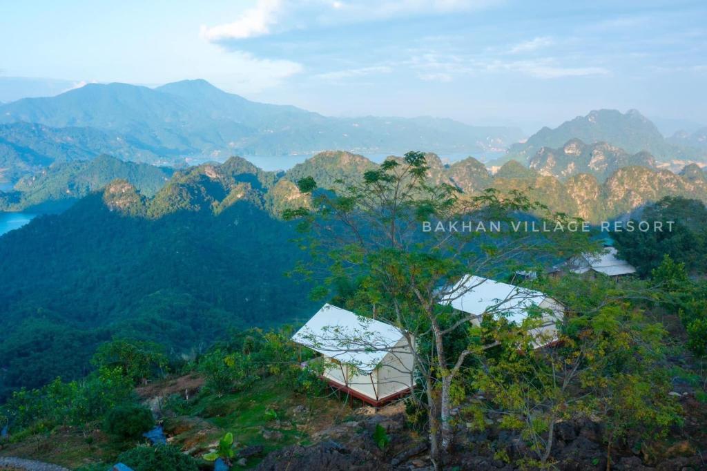 widok na wzgórze z górami i drzewami w obiekcie BAKHAN VIEWEST GLAMPING w mieście Mai Châu
