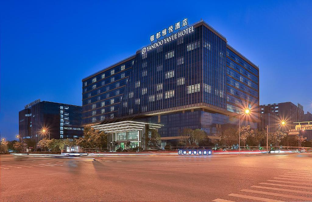 um grande edifício com uma rua em frente em Yiwu Yandoo Yayue Hotel em Yiwu