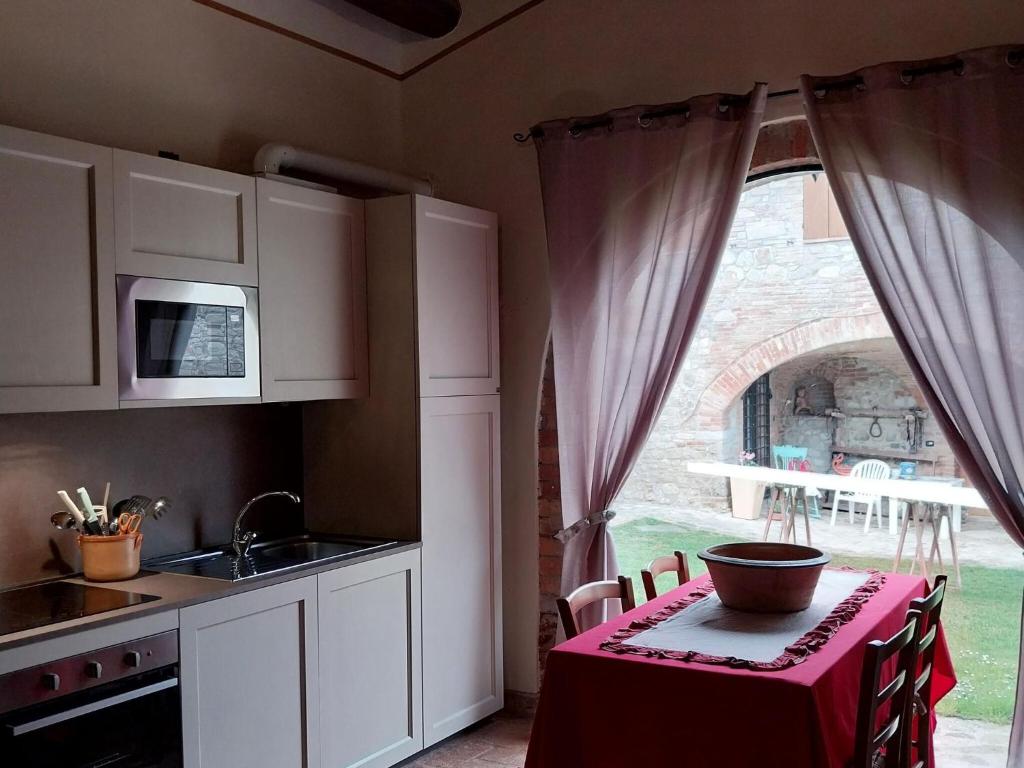 Kuchyňa alebo kuchynka v ubytovaní Cozy Countryside Cottage in Todi