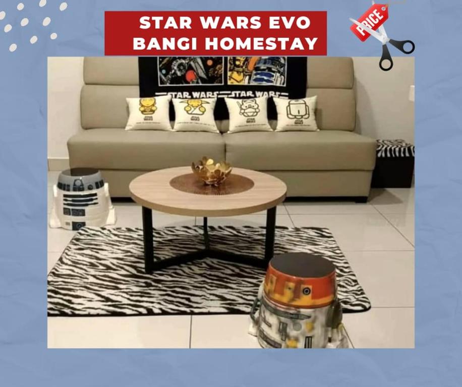 sala de estar con mesa y sofá en Star Wars Evo Bangi, en Bandar Baru Bangi