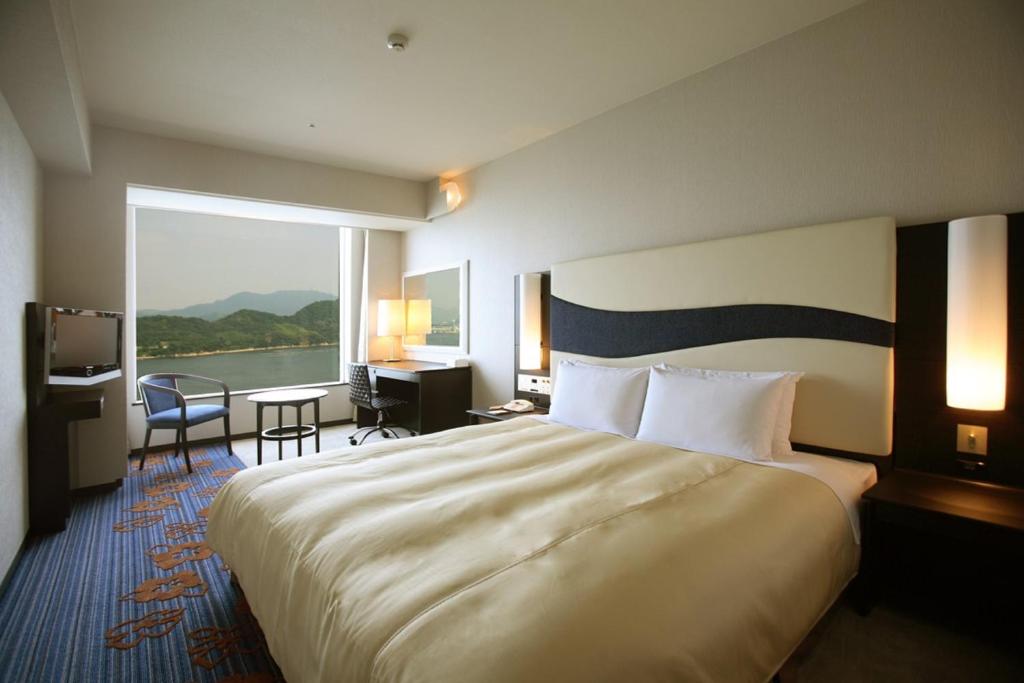 Postel nebo postele na pokoji v ubytování Grand Prince Hotel Hiroshima
