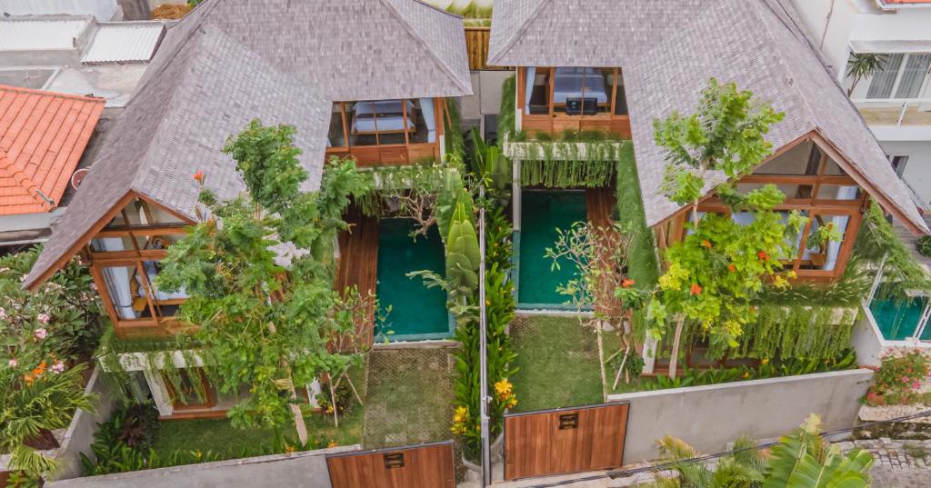 an aerial view of a house with a garden at Anandathu Villas in Mengwi