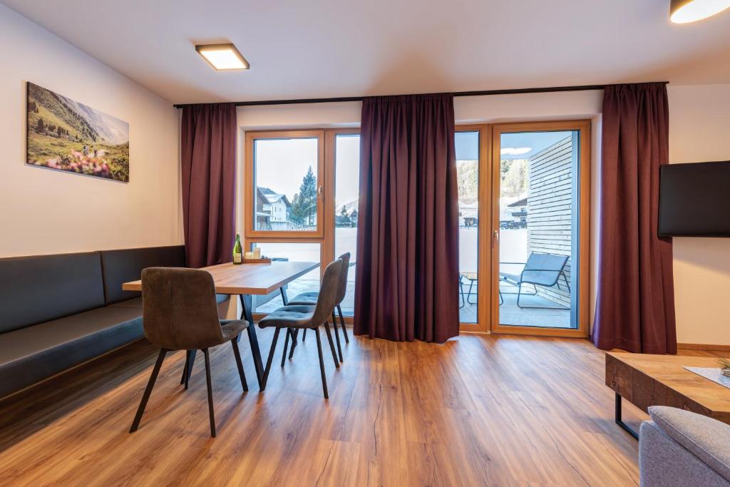 Televízia a/alebo spoločenská miestnosť v ubytovaní Am Römerweg - Appartements
