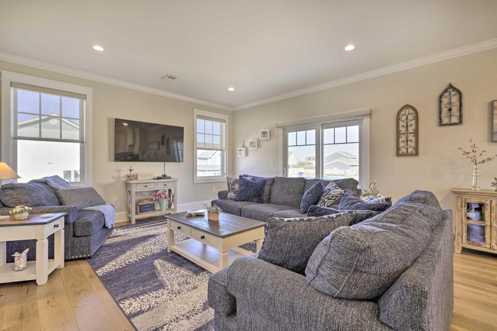 A seating area at Long Branch Home Less Than 1 Mi to Beach!