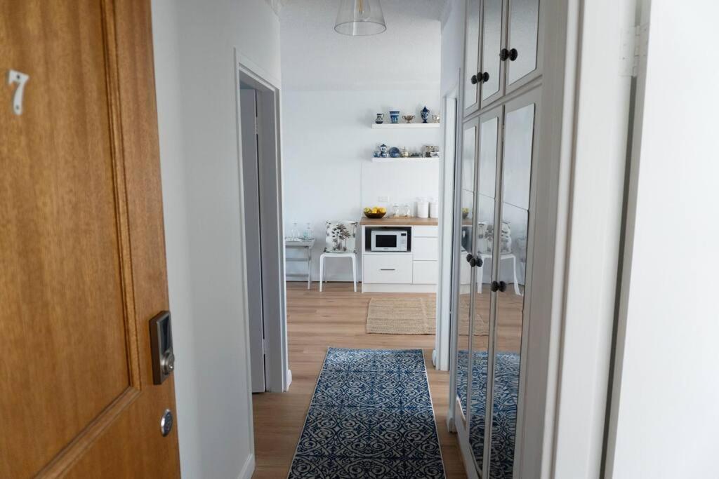 Foto dalla galleria di Luxurious Beach Front Apt with Ocean View Balcony a Glenelg