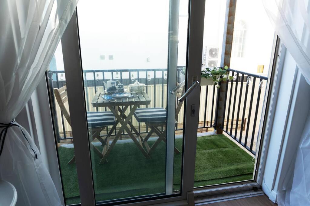 Foto dalla galleria di Luxurious Beach Front Apt with Ocean View Balcony a Glenelg