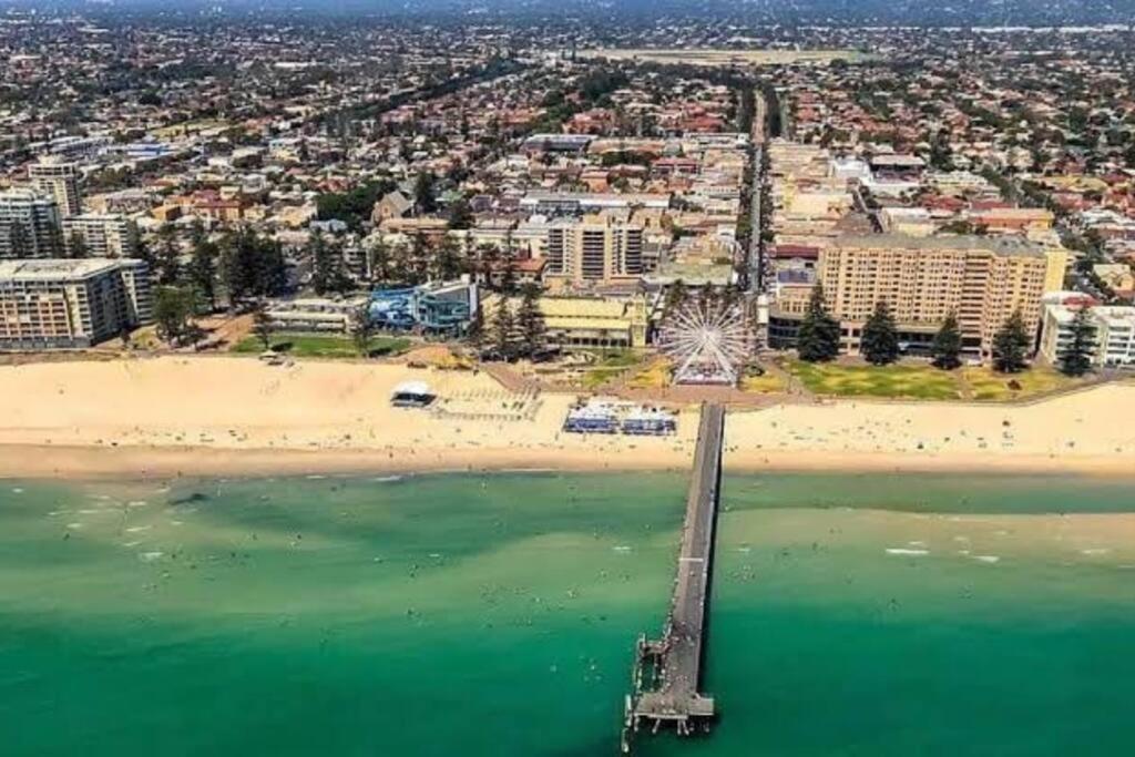 Foto dalla galleria di Luxurious Beach Front Apt with Ocean View Balcony a Glenelg