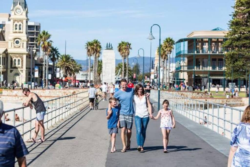 Foto dalla galleria di Luxurious Beach Front Apt with Ocean View Balcony a Glenelg
