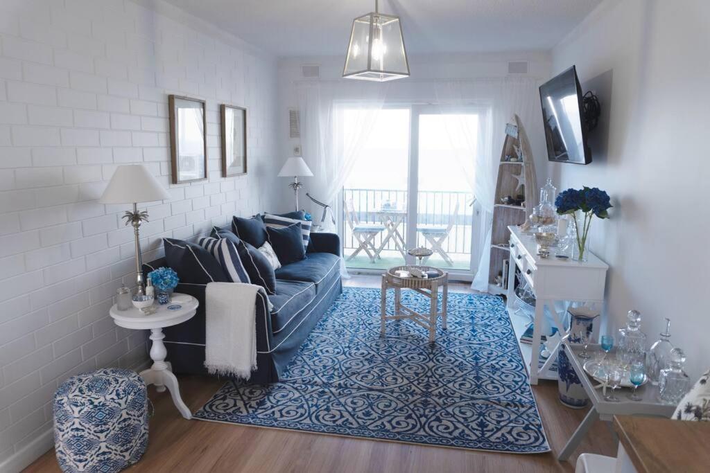 Foto dalla galleria di Luxurious Beach Front Apt with Ocean View Balcony a Glenelg