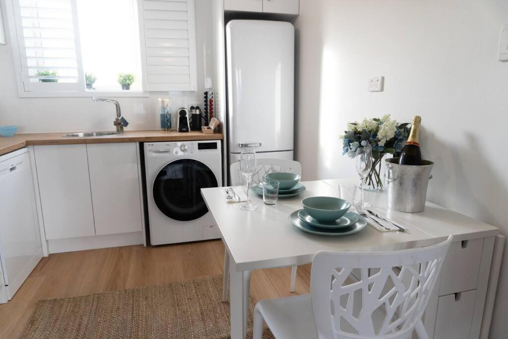 Foto dalla galleria di Luxurious Beach Front Apt with Ocean View Balcony a Glenelg