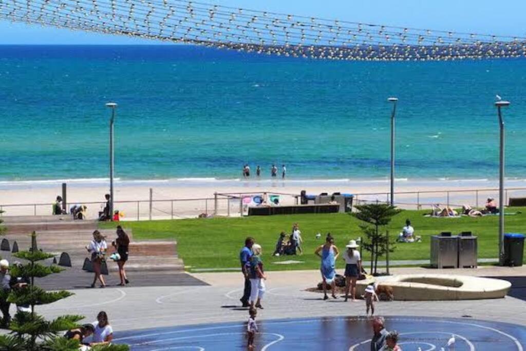 Foto dalla galleria di Luxurious Beach Front Apt with Ocean View Balcony a Glenelg