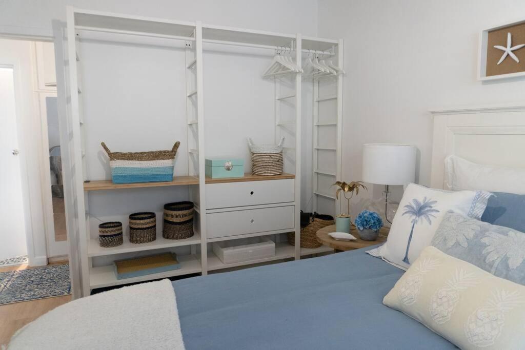Foto dalla galleria di Luxurious Beach Front Apt with Ocean View Balcony a Glenelg