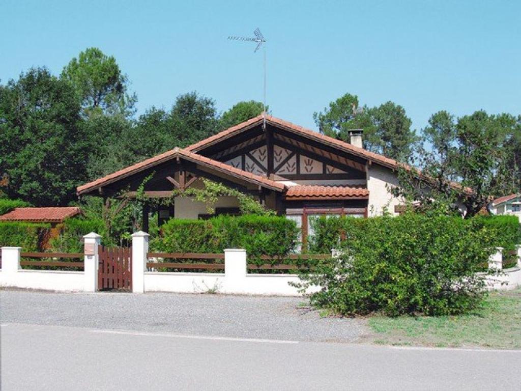 Photo de la galerie de l'établissement Villa à Vieux Boucau pour 6 pers., proche plage, jardin, terrasse sud, cheminée, parking privé - FR-1-379-59, à Soustons