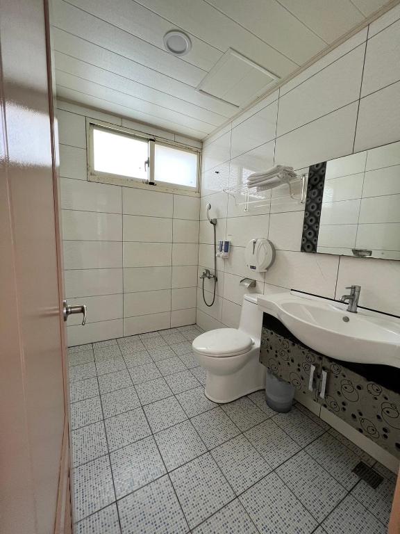 A bathroom at Mang Yi Zhan Inn