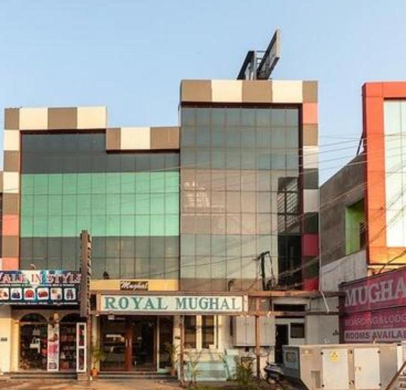 ein großes Gebäude mit einem königlichen Museum davor in der Unterkunft Royal Mughal in Āmbūr