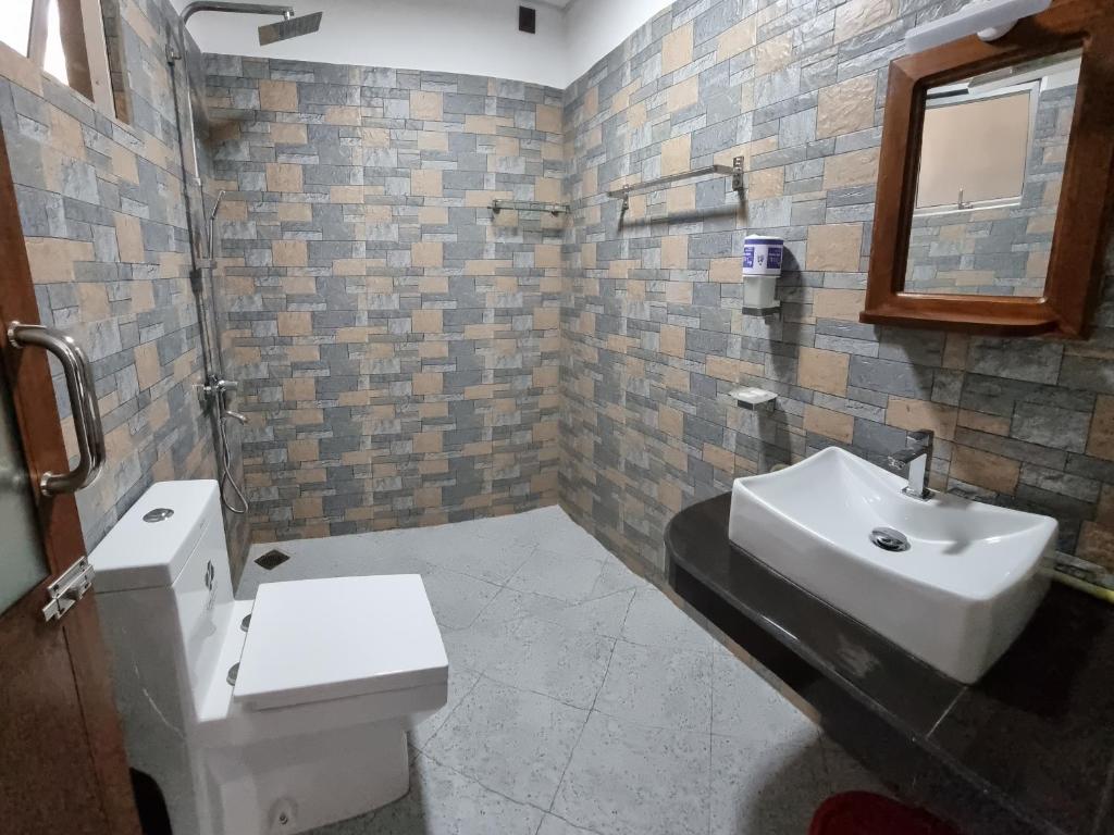 Maduranga n Guest - 11