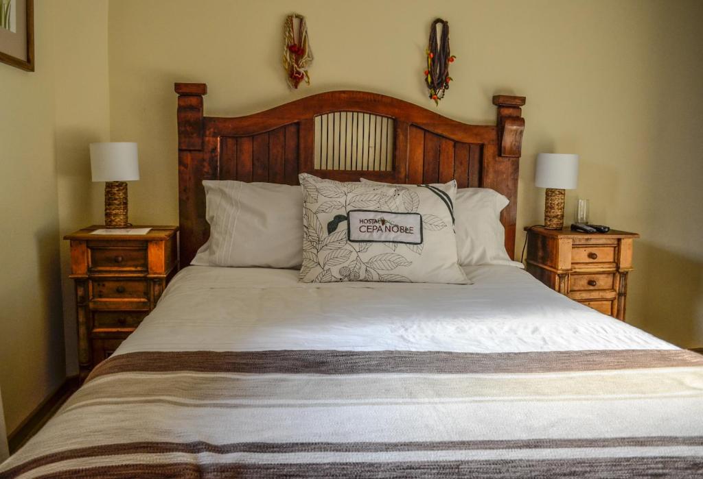 Uma cama ou camas num quarto em Hostal Cepa Noble