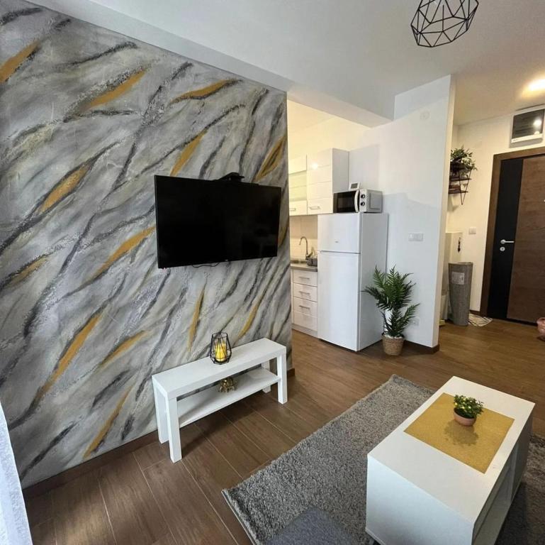 ein Wohnzimmer mit einer großen Marmorwand in der Unterkunft D-moll Divcibare in Divčibare