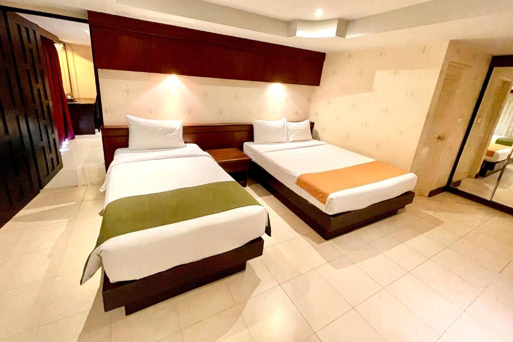 Postel nebo postele na pokoji v ubytování Rayaburi Hotel, Patong