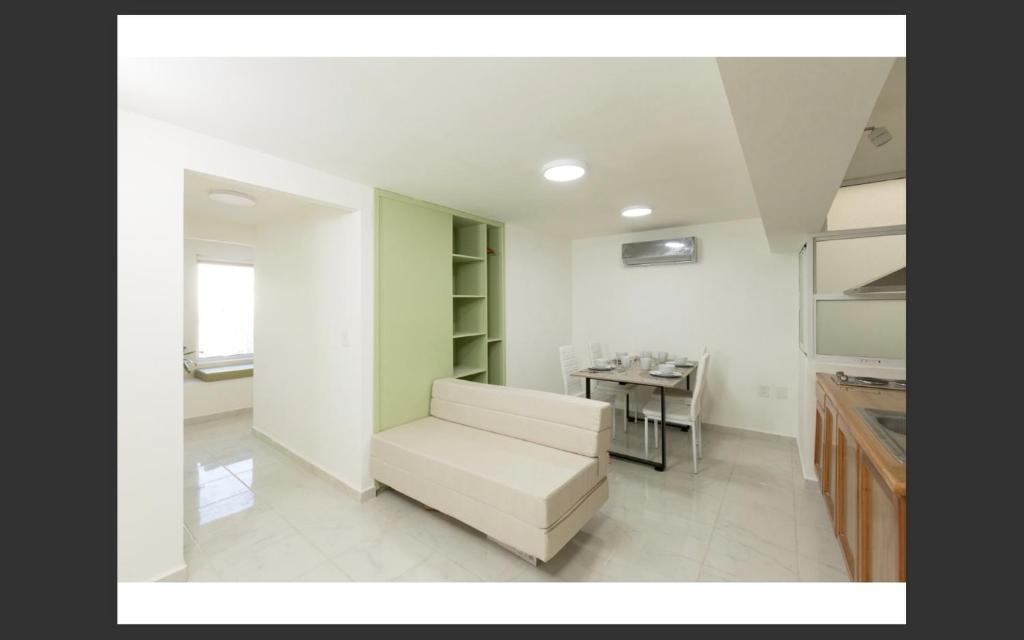 - un salon avec un canapé blanc et une table dans l'établissement Room in Apartment - Apartment Rodolfo Historic Center, à Mazatlán