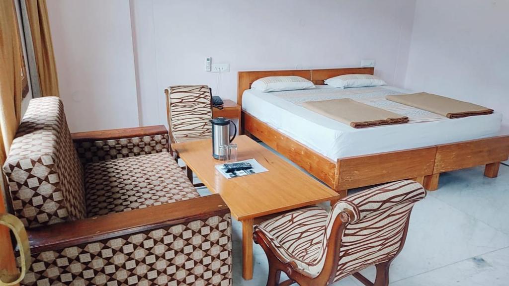 Postel nebo postele na pokoji v ubytování Hotel Atul Regency Narkanda