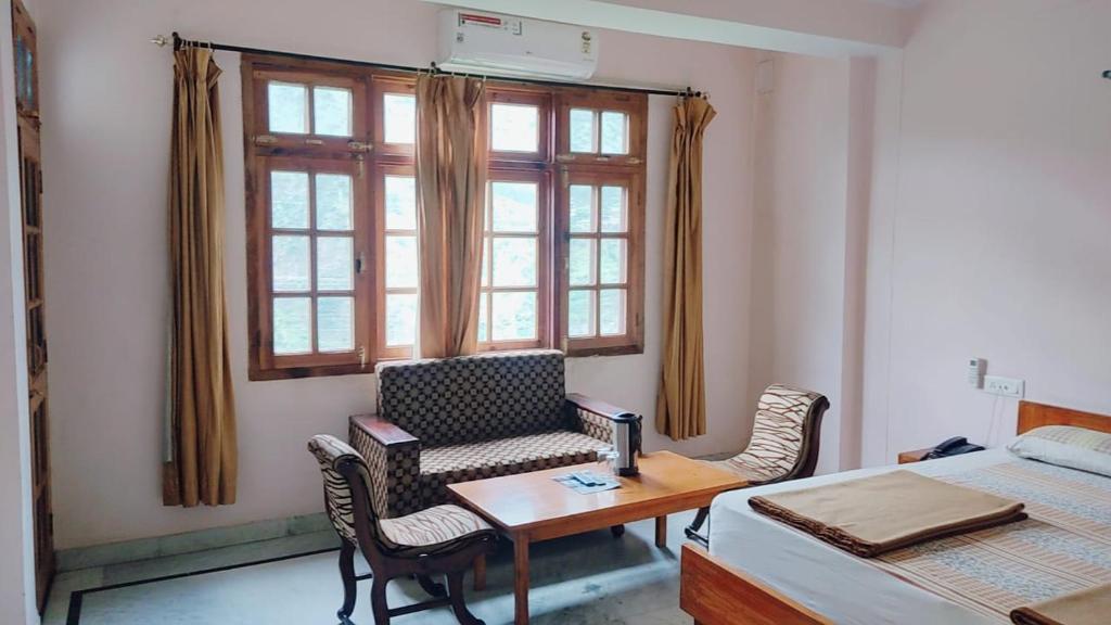 Postel nebo postele na pokoji v ubytování Hotel Atul Regency Narkanda