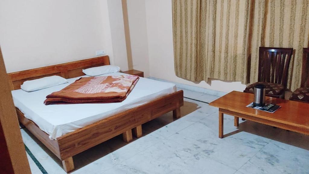 Postel nebo postele na pokoji v ubytování Hotel Atul Regency Narkanda