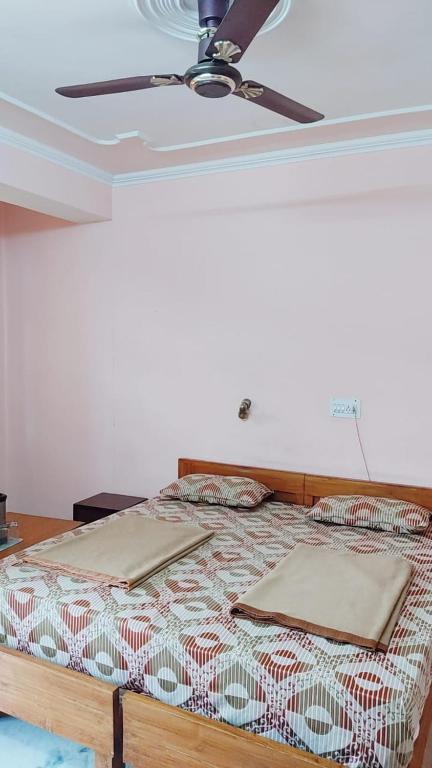 Postel nebo postele na pokoji v ubytování Hotel Atul Regency Narkanda