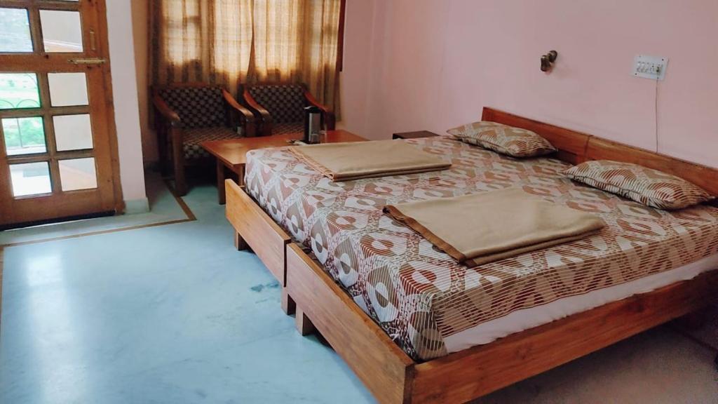 Postel nebo postele na pokoji v ubytování Hotel Atul Regency Narkanda