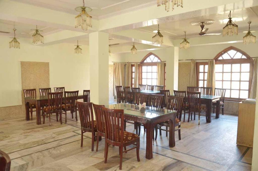 Restaurace v ubytování Hotel Atul Regency Narkanda