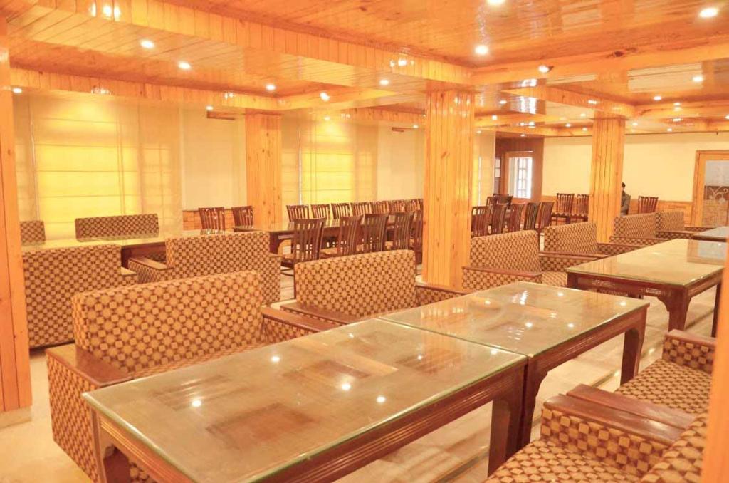 Posezení v ubytování Hotel Atul Regency Narkanda