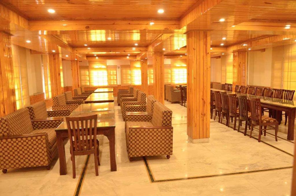 Posezení v ubytování Hotel Atul Regency Narkanda