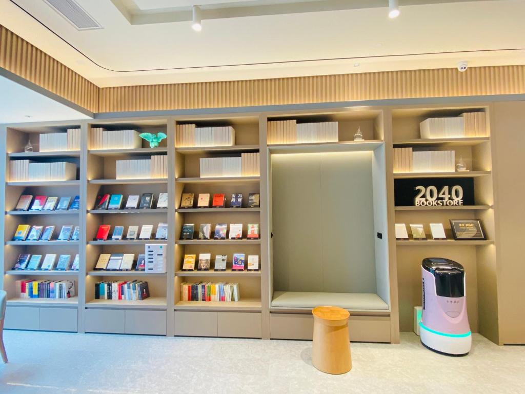 a library with a book shelf filled with books at JI Hotel Changsha Middle Furong road in Changsha