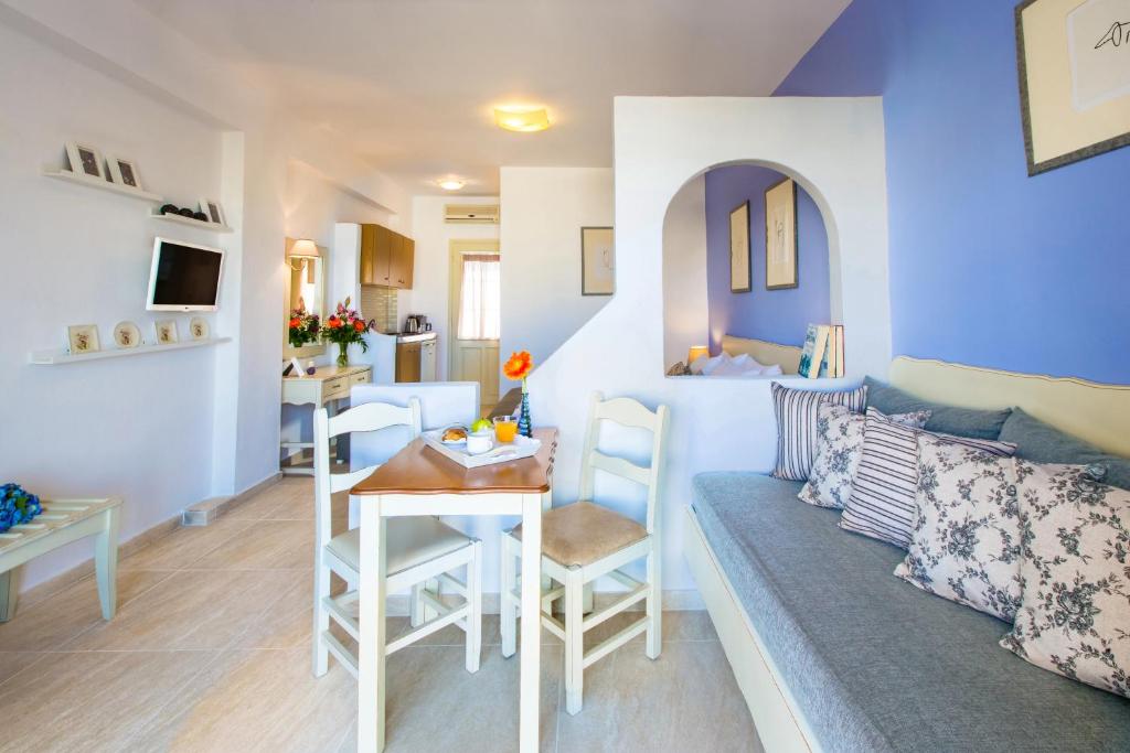TV a/nebo společenská místnost v ubytování Agrimia Holiday Apartments