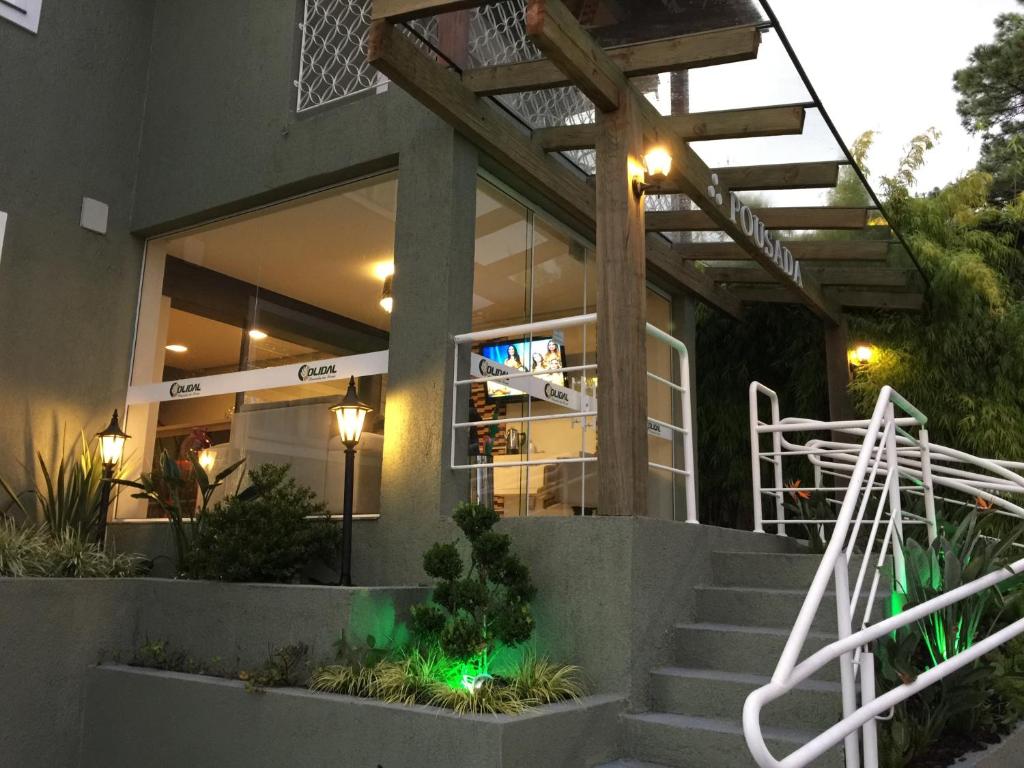 - un bâtiment avec des escaliers et des lumières vertes en face dans l'établissement Olidal Pousada da Serra, à Gramado