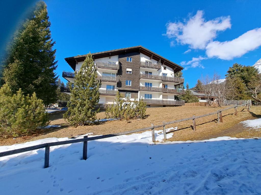 een groot appartementencomplex in de sneeuw bij Damiez (171 Zi) in Lenzerheide